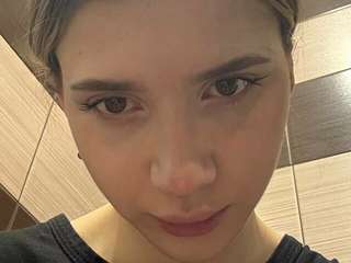 LIZZYYY amateur webcam photo