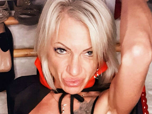 TROPHYMILF free sexy photo