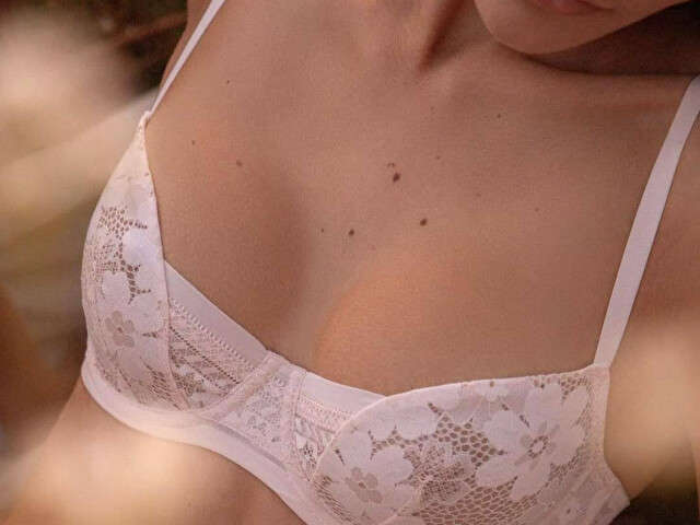 LYRA free sexy photo