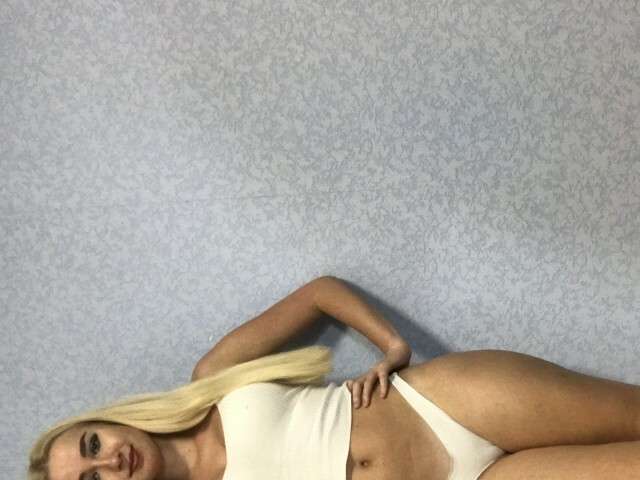 IAMHOTBLONDE free sexy photo