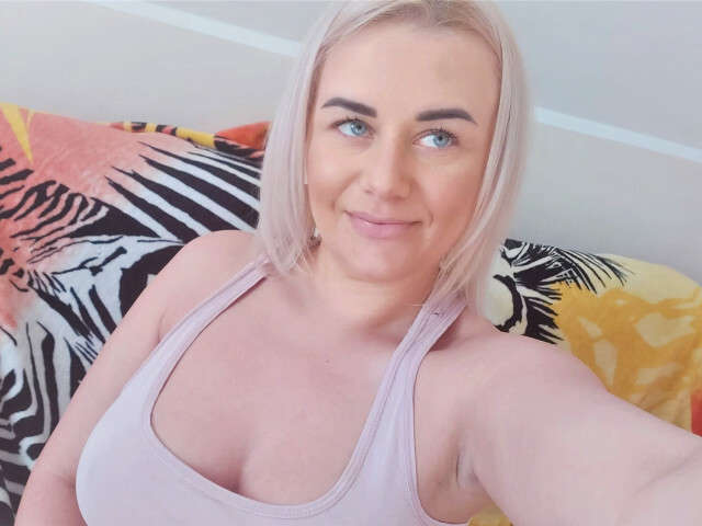 HORNYVICKY free sexy photo