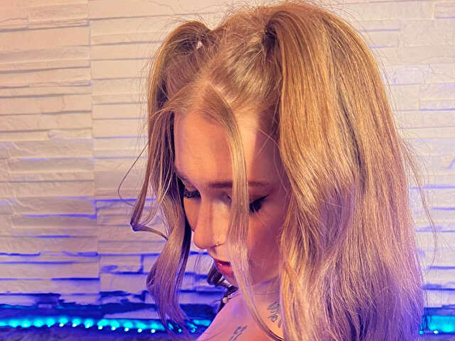 AMBERMAEE free sexy photo