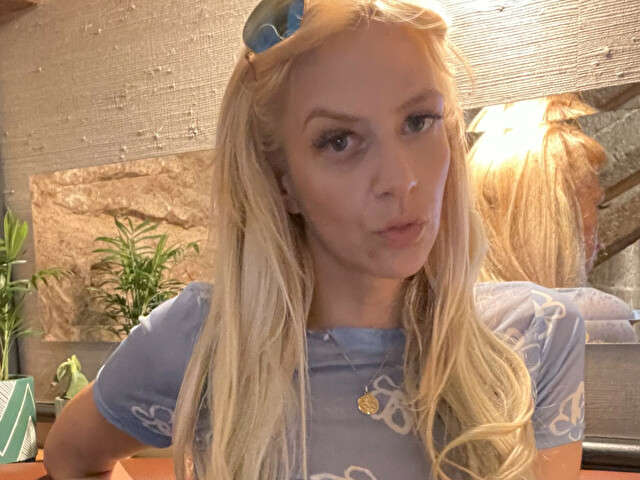FIFIFLAUNTS free sexy photo