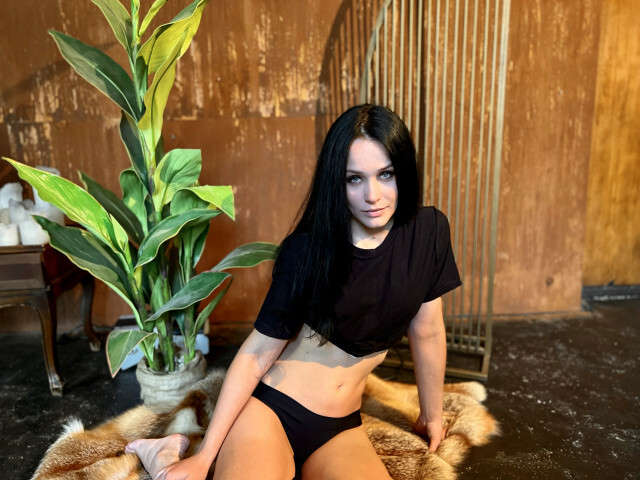 LARAXCROFT free sexy photo