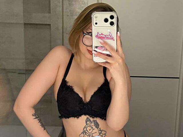 LUXURYCUTIE free sexy photo