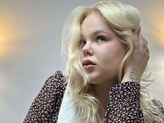 HOLLIEBLONDE free sexy photo