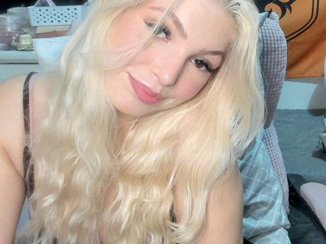 CAROLIEEN99 free sexy photo