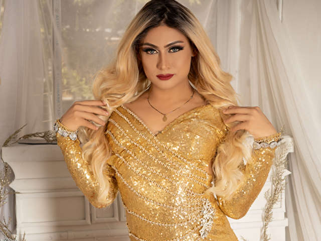 EMILYCLARK free sexy photo