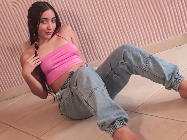 EMMATEYLOR1 free sexy photo